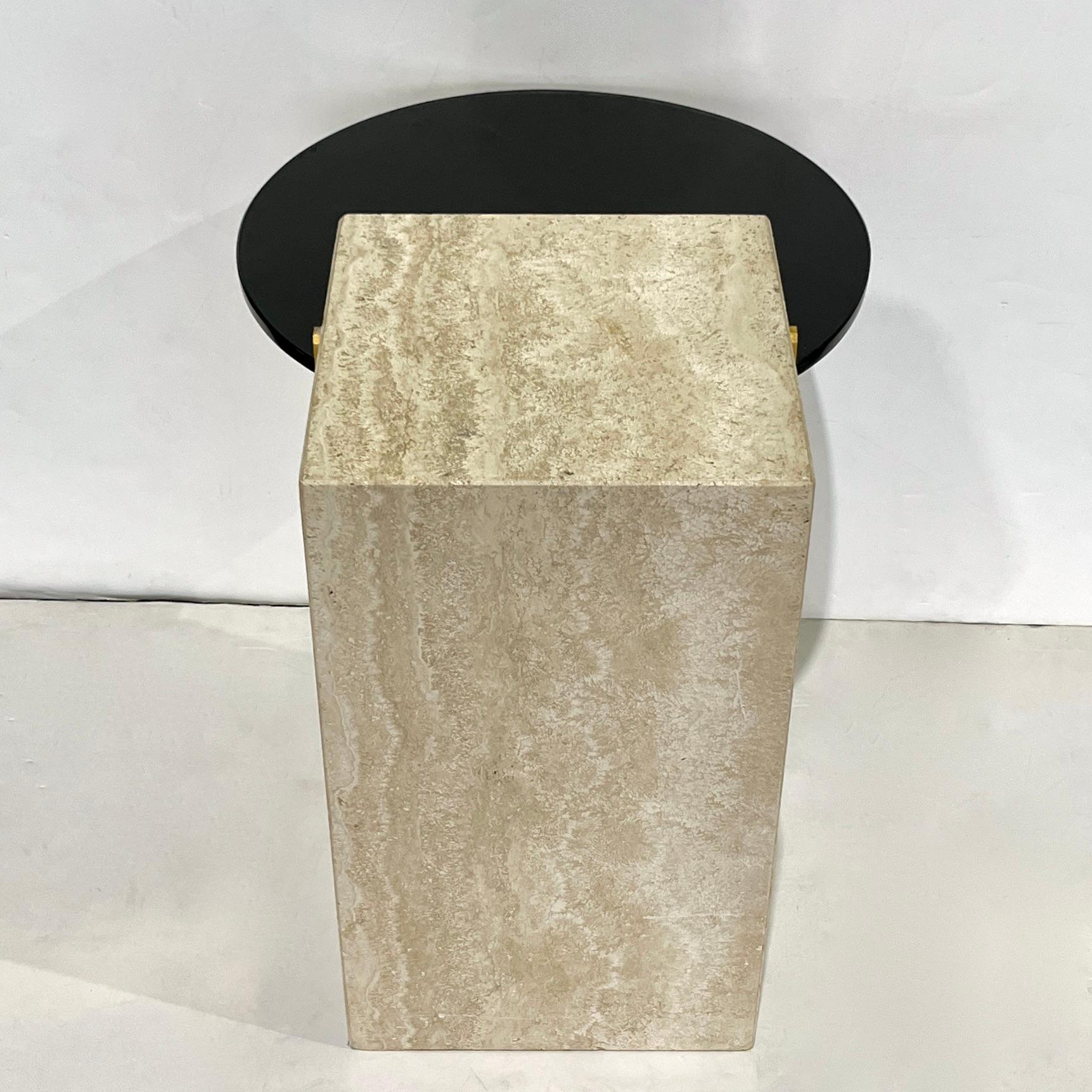 Mesa Auxiliar Moderna Italiana Travertino Beige Vidrio Negro Latón Geométrico Orgánico en venta 1