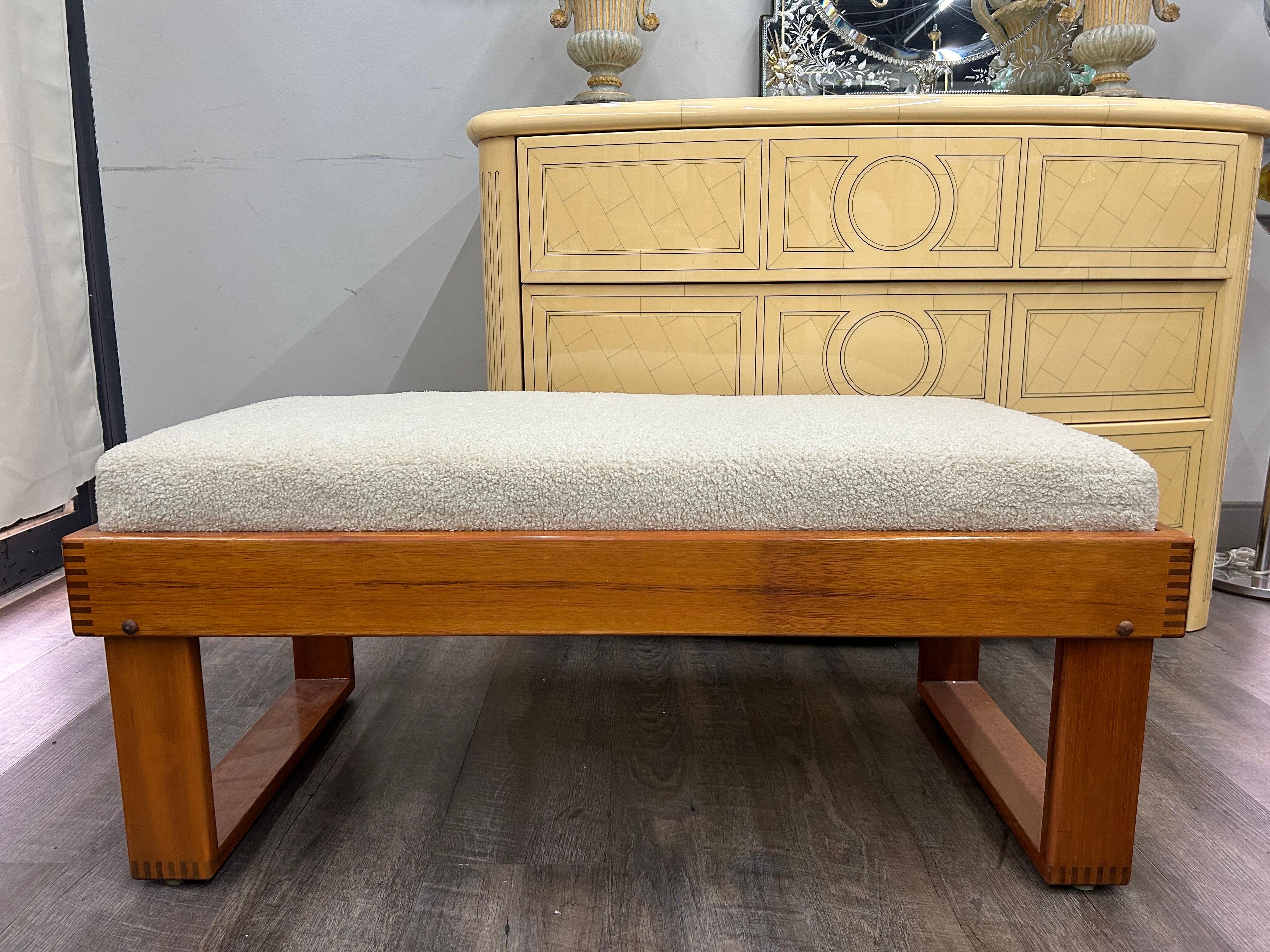Banco moderno italiano de Vittorio Dassi.
Este bonito banco está diseñado con todo lujo de detalles. Se ha tapizado de nuevo en un bouclé crema o se puede retapizar fácilmente en la tela que elijas.
Este banco versátil, a la manera de Charlotte