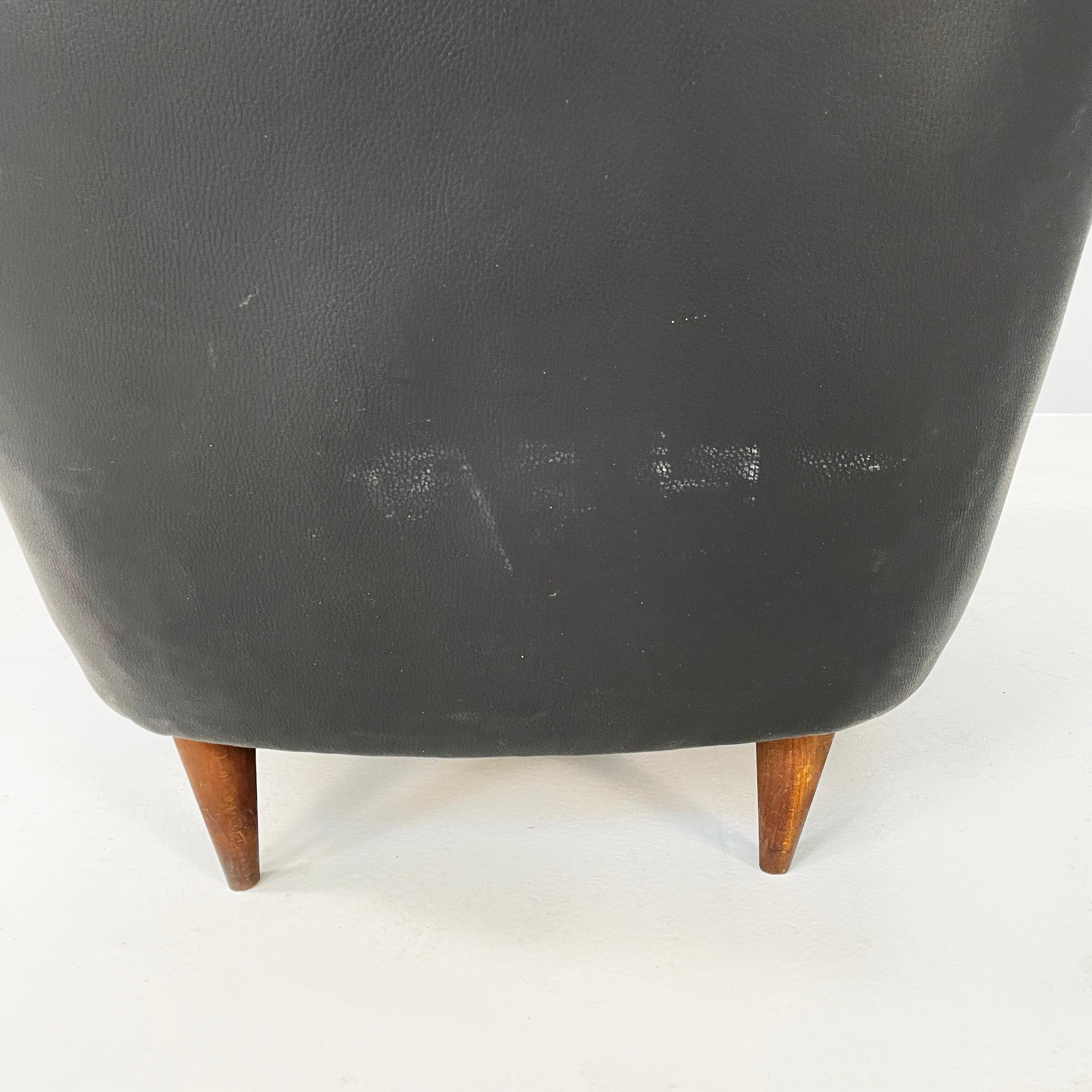Italian modern Bergere Armchair in black leather and wood, 1970s For Sale 10