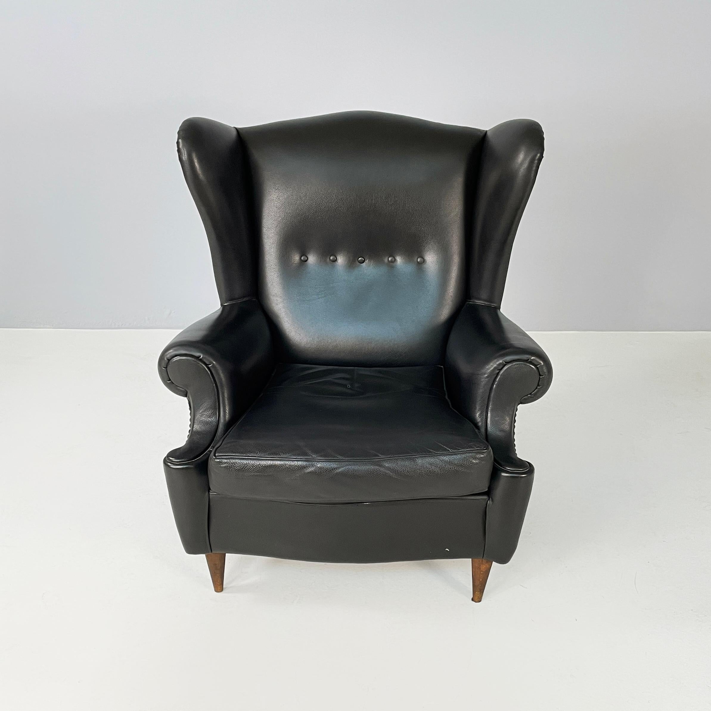 Italian modern Bergere Armchair in black leather and wood, 1970s
Bergere armchair fully padded and covered in black leather. The high back features 5 buttons. The seat is made up of a padded square cushion. The armrests have a rounded silhouette.