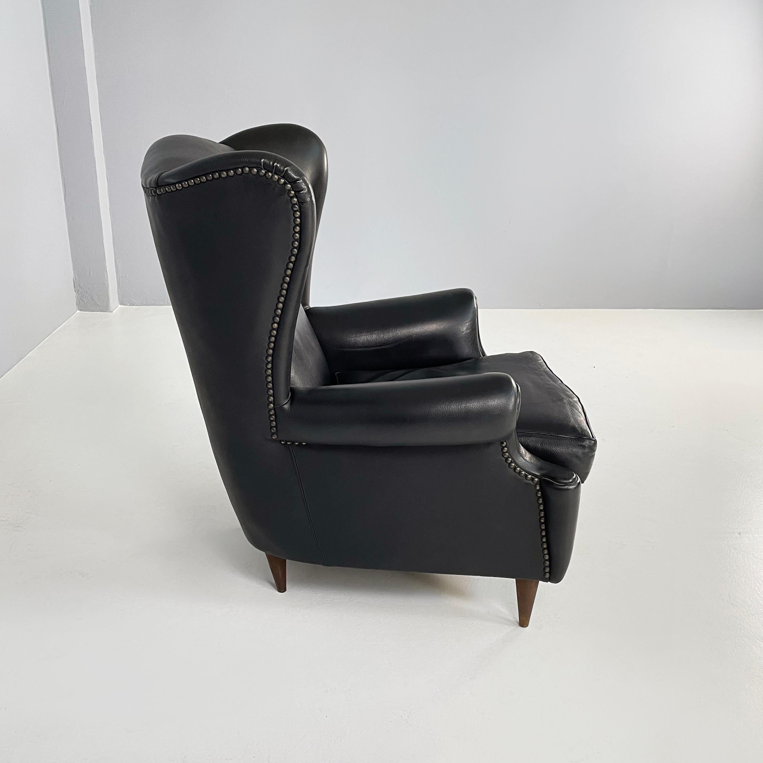 Moderner italienischer Bergere-Sessel aus schwarzem Leder und Holz, 1970er Jahre (Moderne der Mitte des Jahrhunderts) im Angebot