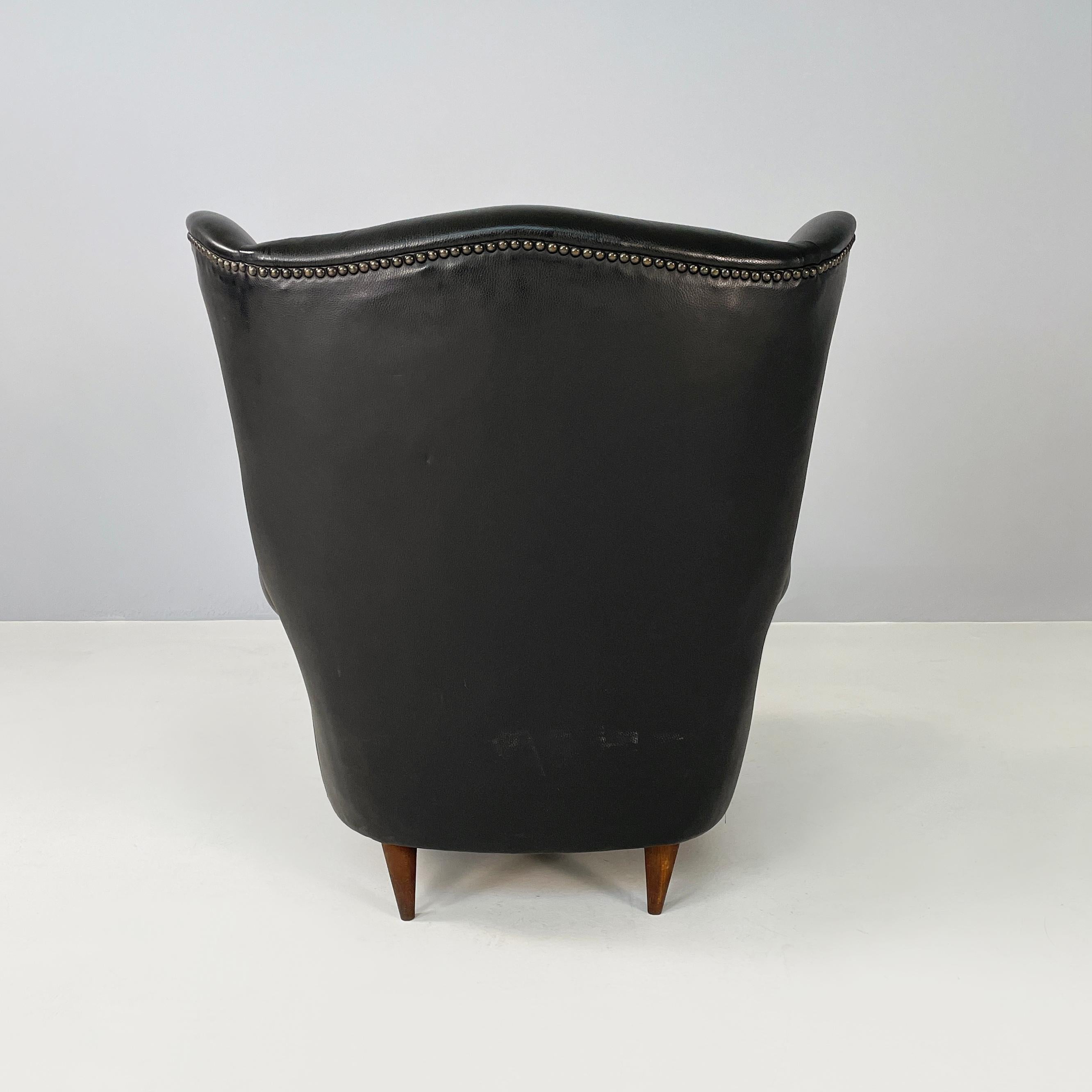 Italian modern Bergere Armchair in black leather and wood, 1970s In Good Condition For Sale In MIlano, IT