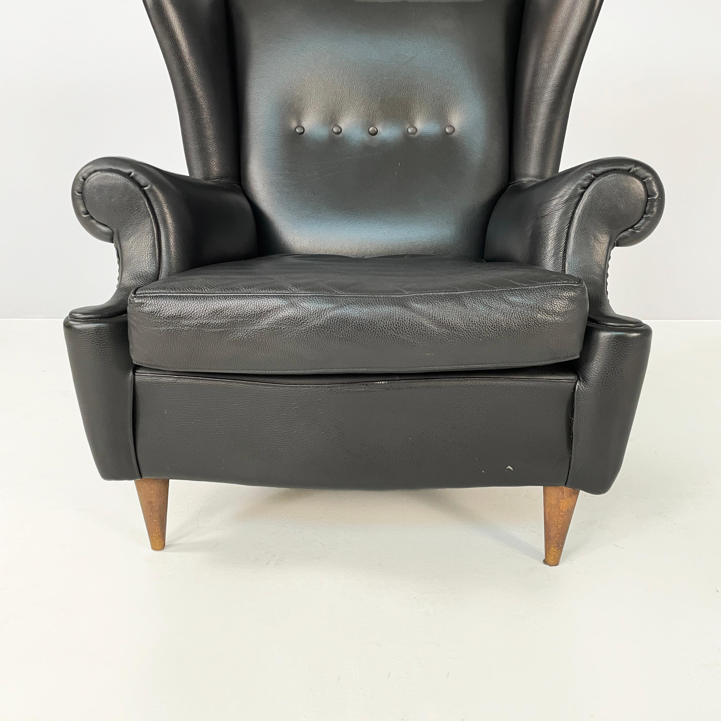 Italian modern Bergere Armchair in black leather and wood, 1970s For Sale 1