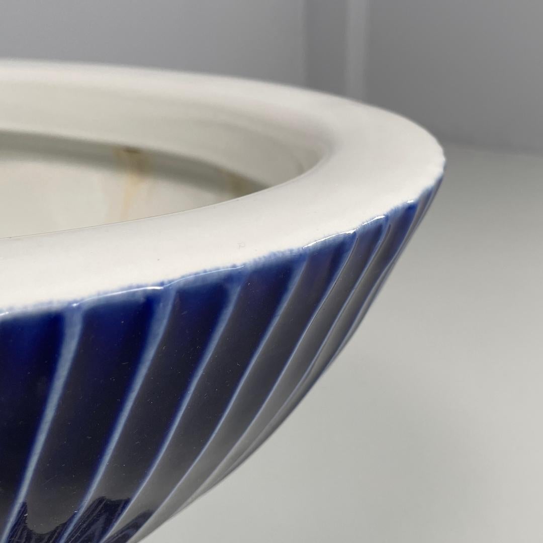Bidé moderno italiano de cerámica blanca y esmalte azul con rayas blancas, años 70 en venta 3