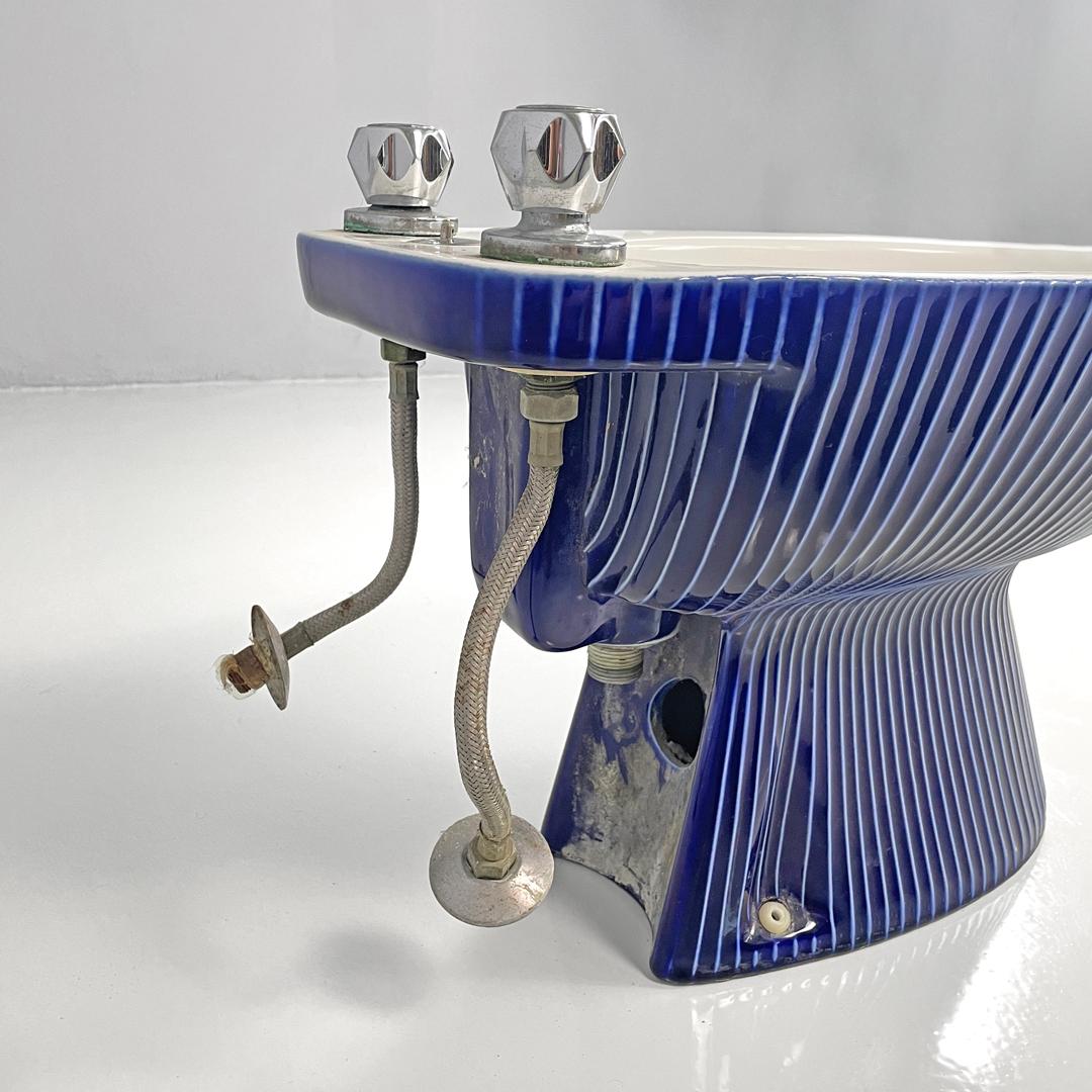 Bidé moderno italiano de cerámica blanca y esmalte azul con rayas blancas, años 70 en venta 4