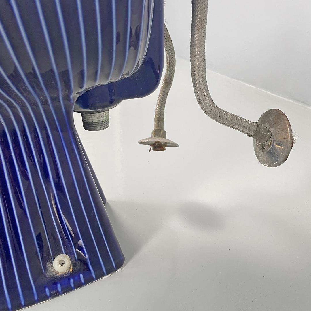 Bidé moderno italiano de cerámica blanca y esmalte azul con rayas blancas, años 70 en venta 5