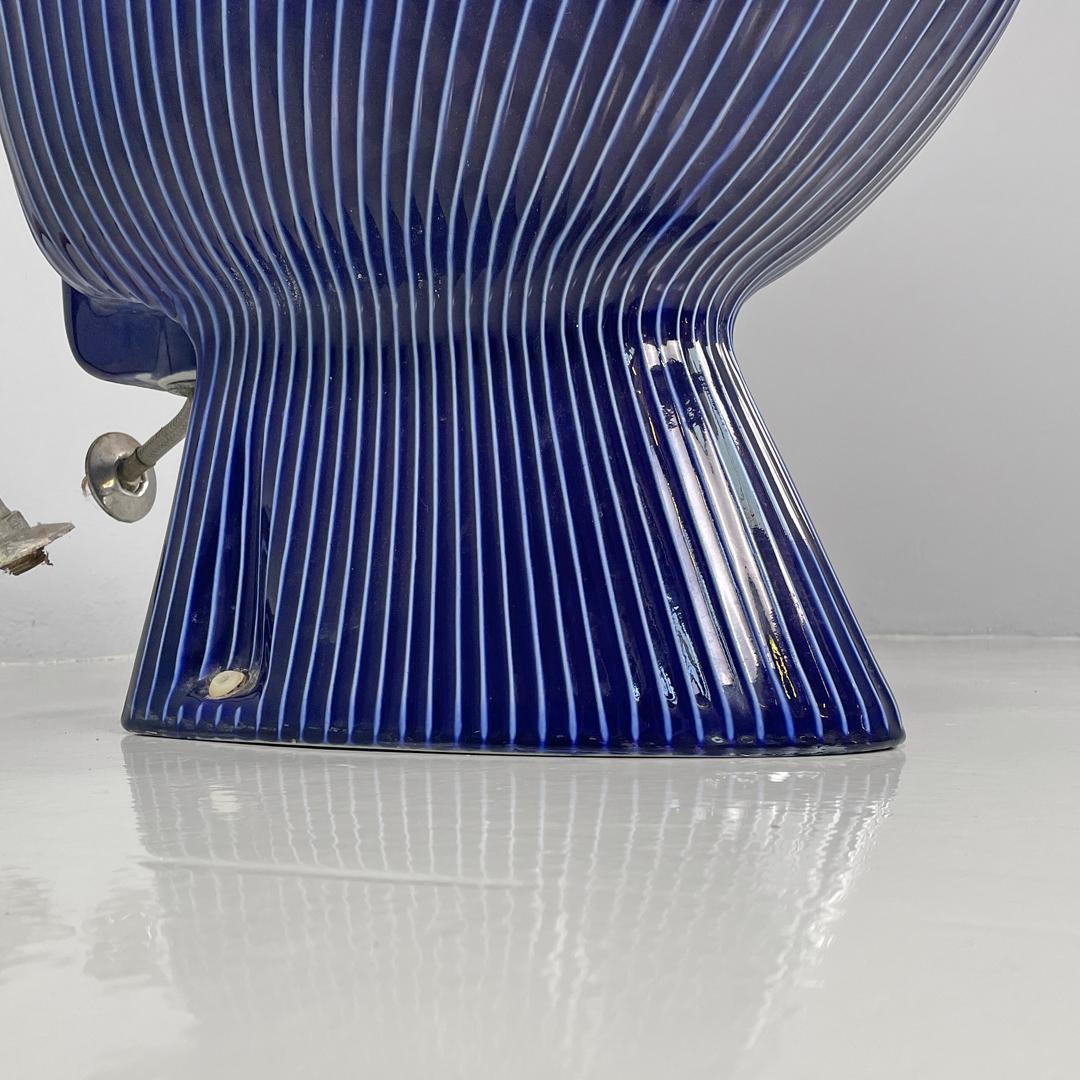 Bidé moderno italiano de cerámica blanca y esmalte azul con rayas blancas, años 70 en venta 6