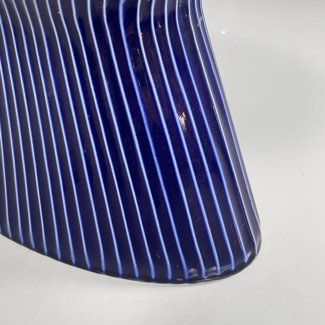 Bidé moderno italiano de cerámica blanca y esmalte azul con rayas blancas, años 70 en venta 7