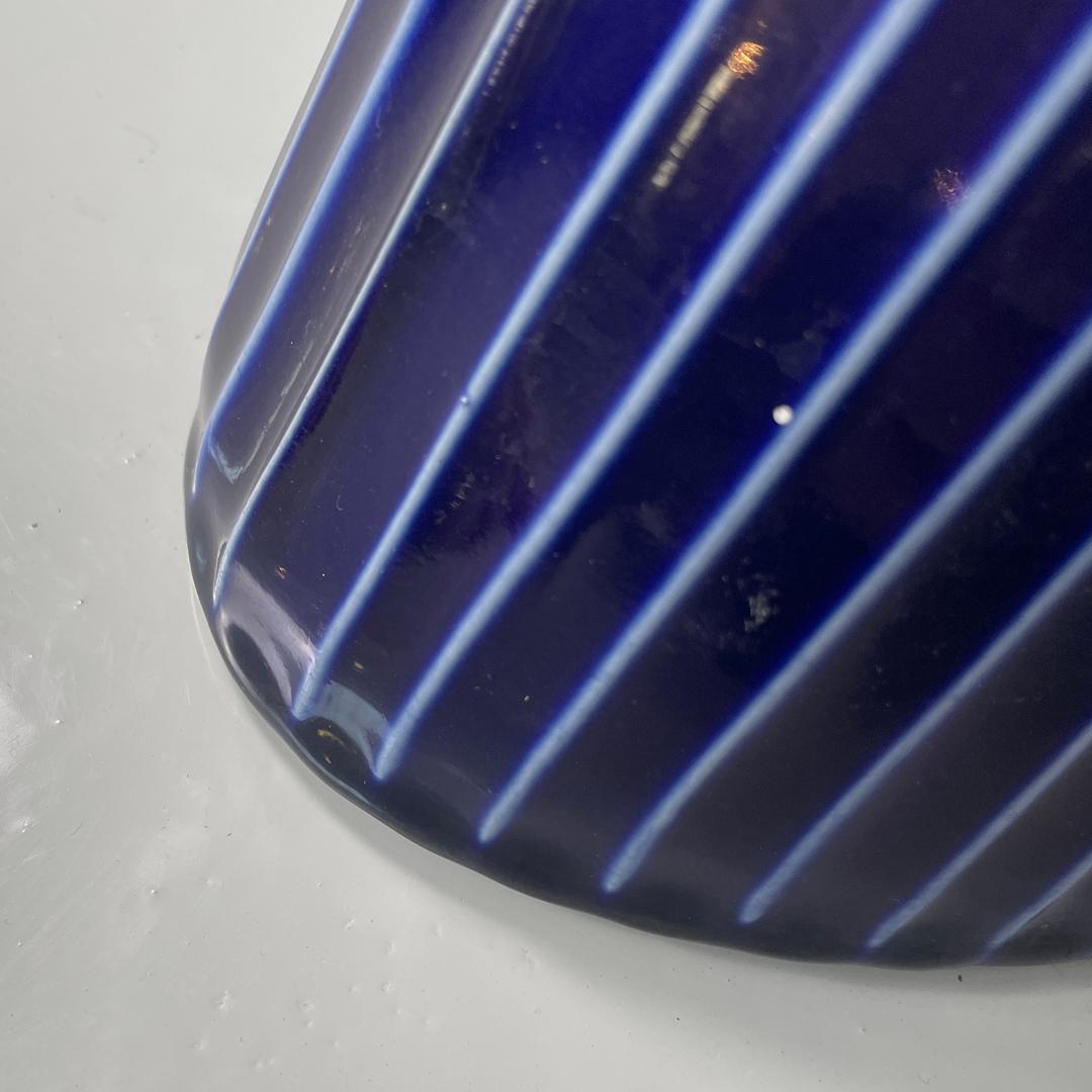 Bidé moderno italiano de cerámica blanca y esmalte azul con rayas blancas, años 70 en venta 9