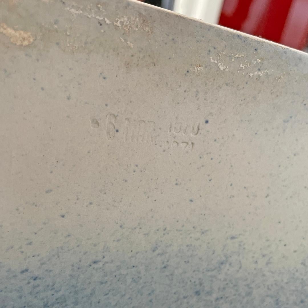 Bidé moderno italiano de cerámica blanca y esmalte azul con rayas blancas, años 70 en venta 10