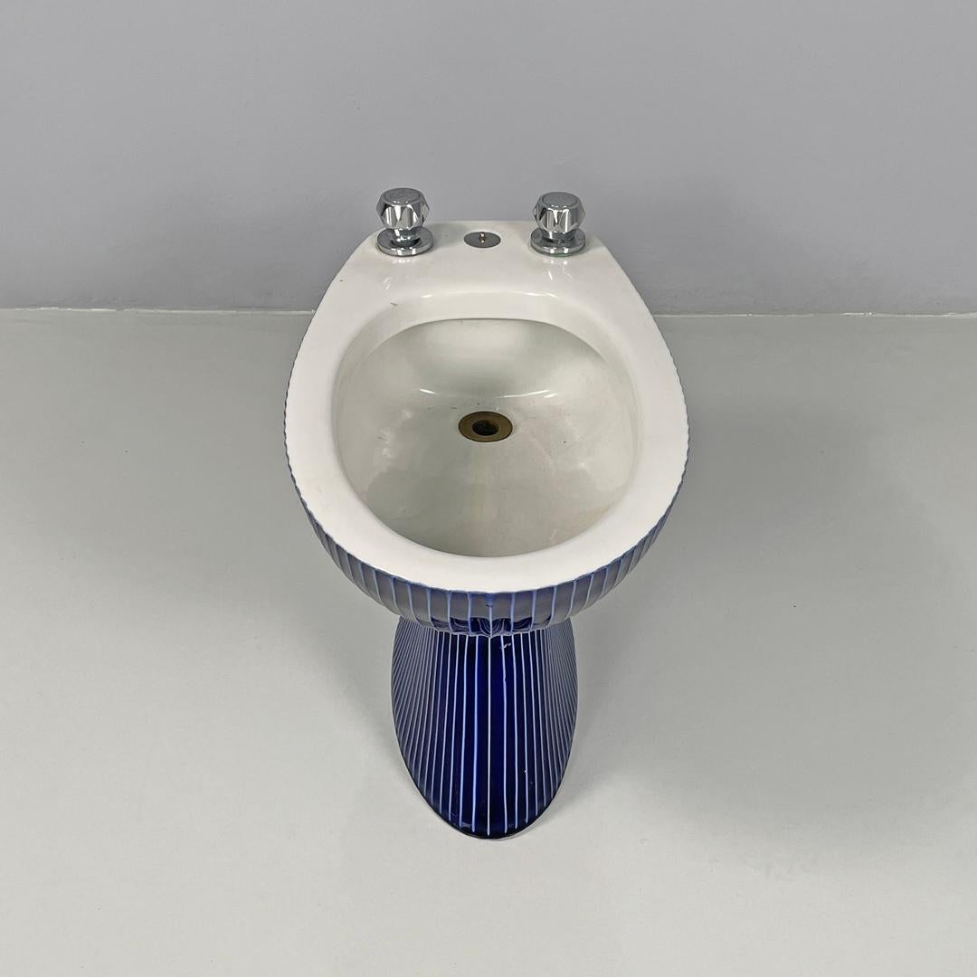 Bidé moderno italiano de cerámica blanca y esmalte azul con rayas blancas, años 70 Moderno en venta
