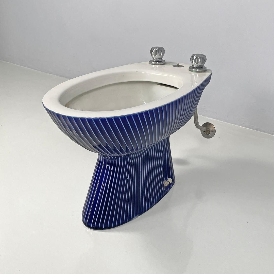 Bidé moderno italiano de cerámica blanca y esmalte azul con rayas blancas, años 70 Italiano en venta