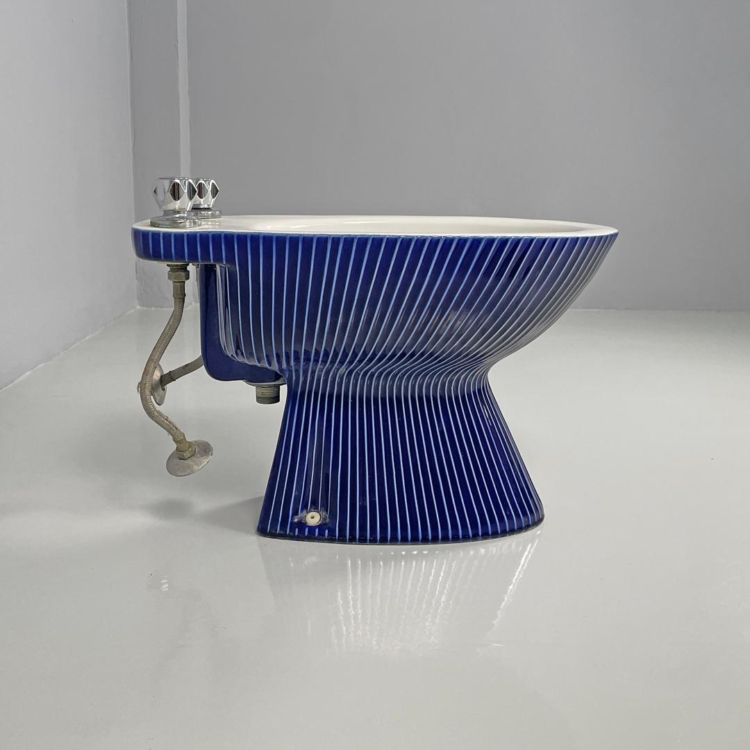 Bidé moderno italiano de cerámica blanca y esmalte azul con rayas blancas, años 70 en Bueno estado para la venta en MIlano, IT