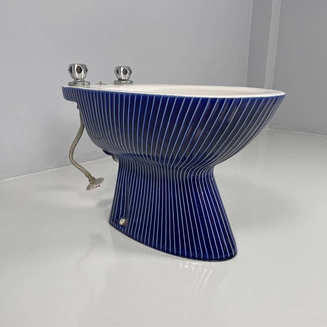 Bidé moderno italiano de cerámica blanca y esmalte azul con rayas blancas, años 70 finales del siglo XX en venta