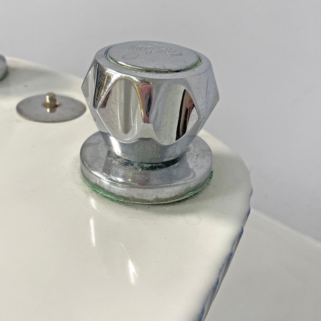 Bidé moderno italiano de cerámica blanca y esmalte azul con rayas blancas, años 70 en venta 2