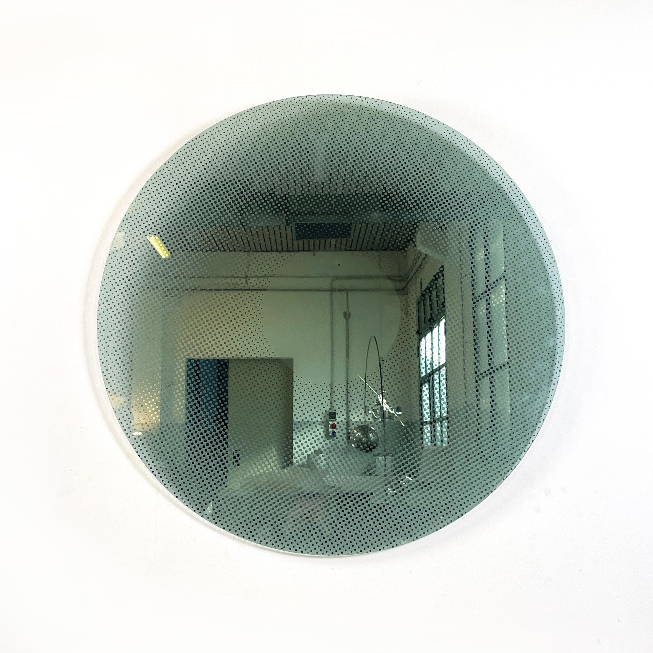 Italienischer moderner großer runder Spiegel aus dickem Glas und Metall, 1990er Jahre
Runder Wandspiegel auf dickem Glas. Von der Mitte aus verblasst der verspiegelte Teil, wodurch ein Schachbrettmuster zwischen Spiegel und Glas entsteht. Auf der