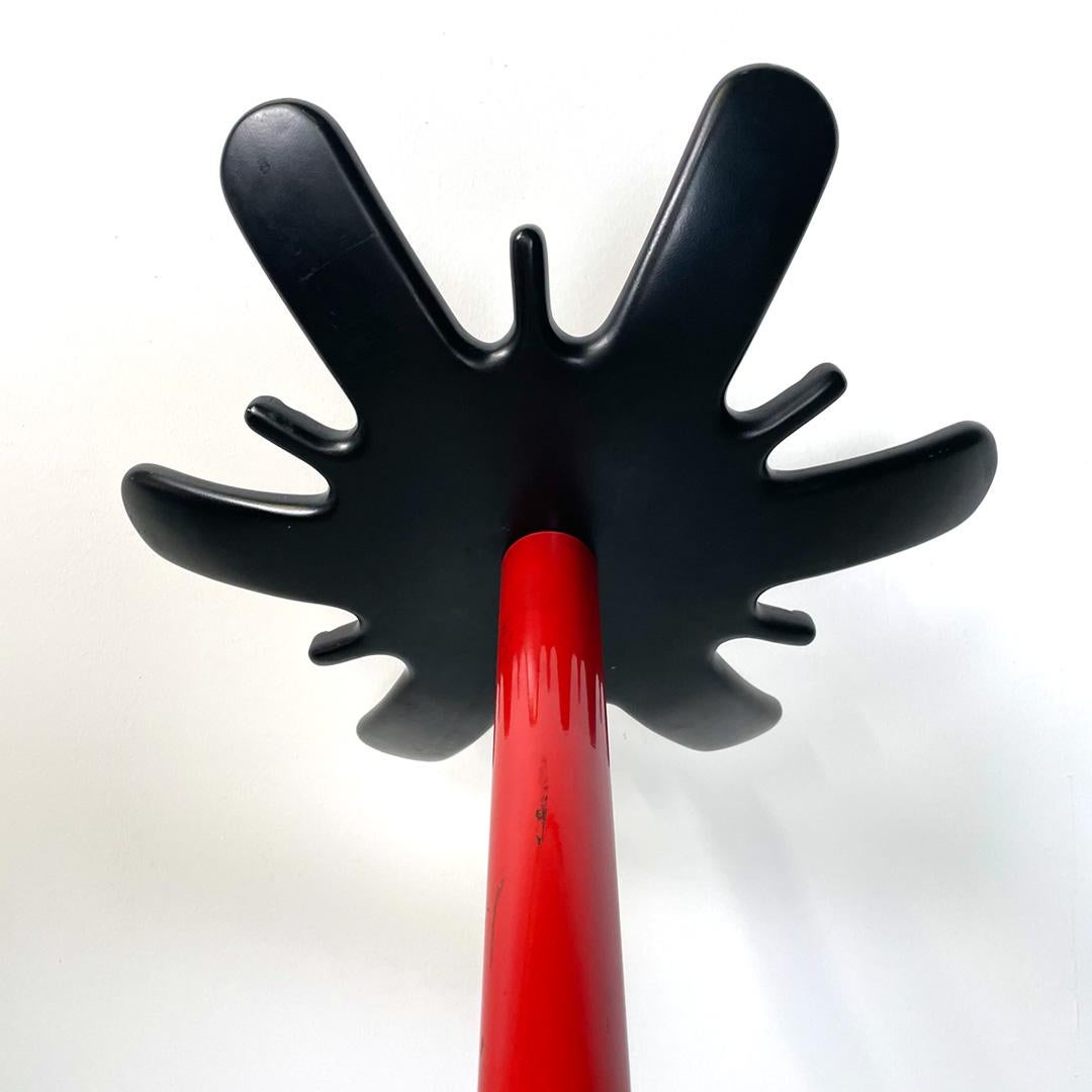 Italian modern black and red coat stand Pagoda by De Pas D'Urbino Lomazzi, 1980s In Good Condition For Sale In MIlano, IT
