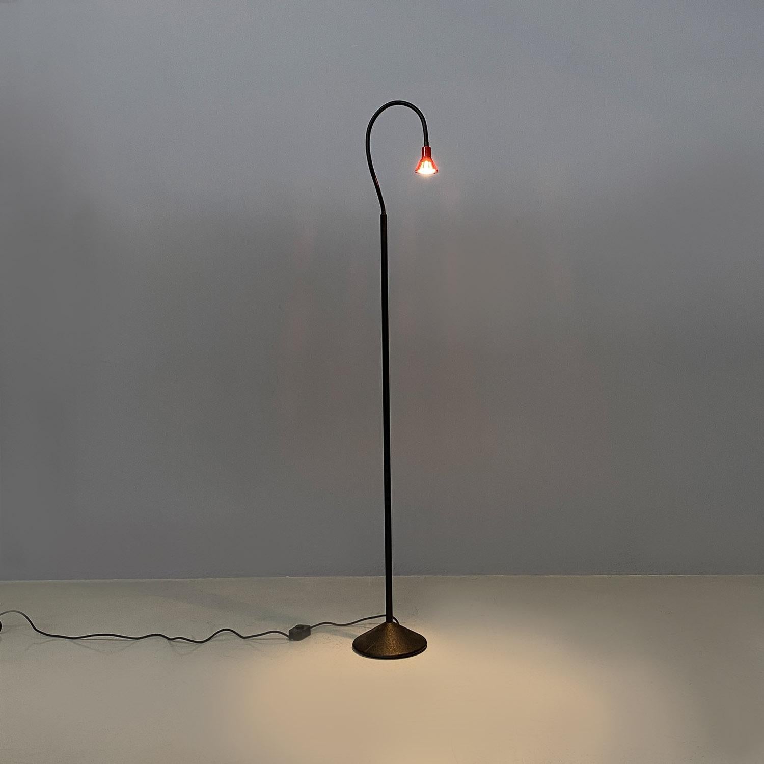 Lampada da terra regolabile in metallo nero e rosso di Tronconi, anni '80. in vendita 6