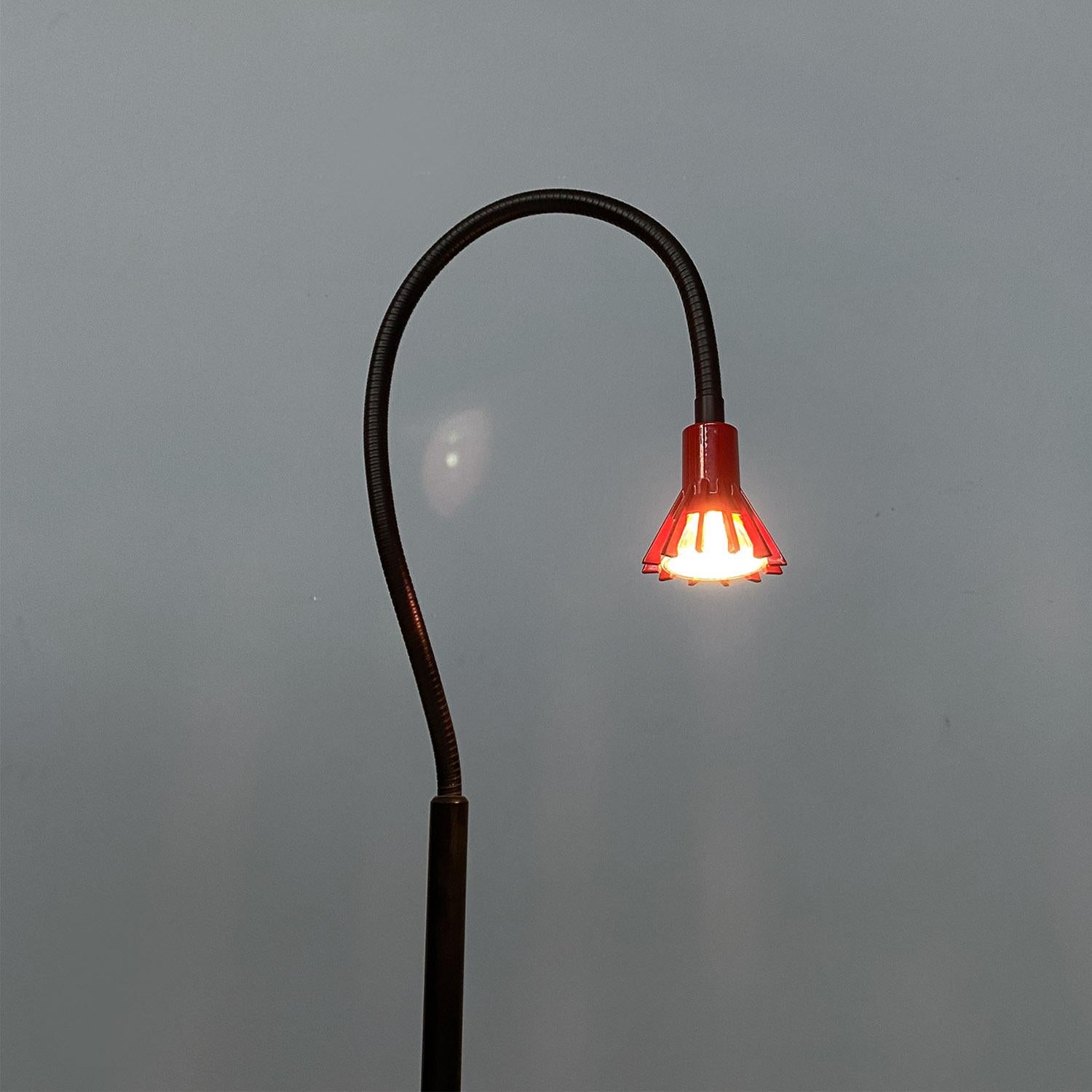 Lampada da terra regolabile in metallo nero e rosso di Tronconi, anni '80. in vendita 8