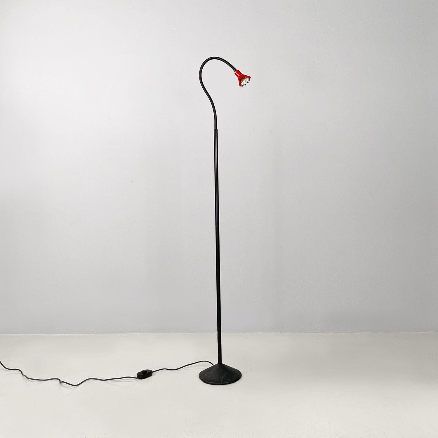 Lampada da terra regolabile in metallo nero e rosso di Tronconi, anni '80.
Lampada da terra con base rotonda in metallo nero con finitura ruvida da cui parte lo stelo centrale in metallo nero, la cui parte superiore è articolata e permette di