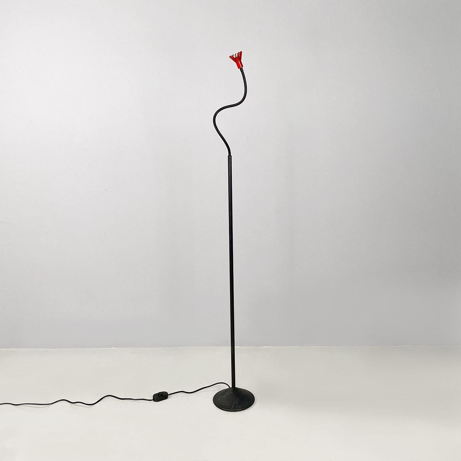 Moderno Lampada da terra regolabile in metallo nero e rosso di Tronconi, anni '80. in vendita