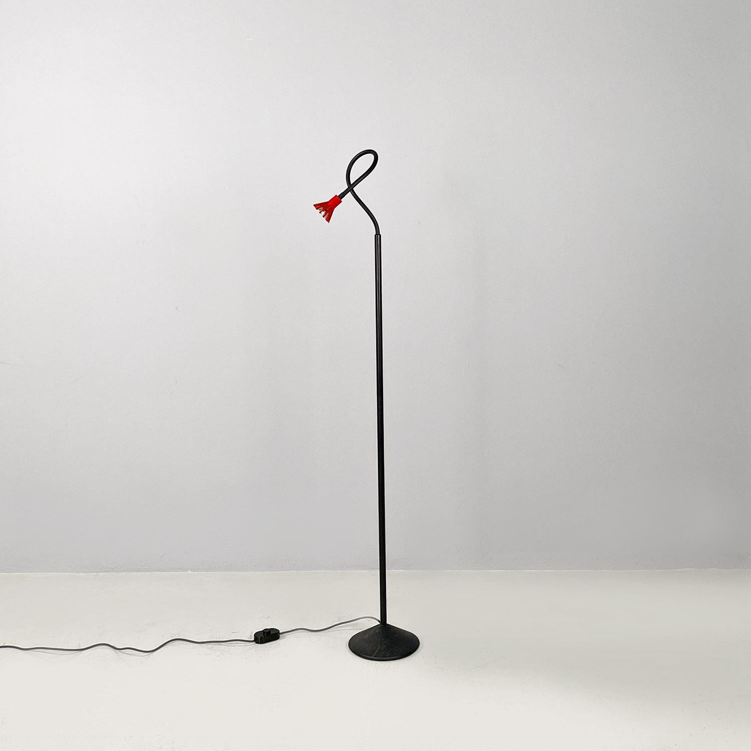 Italiano Lampada da terra regolabile in metallo nero e rosso di Tronconi, anni '80. in vendita
