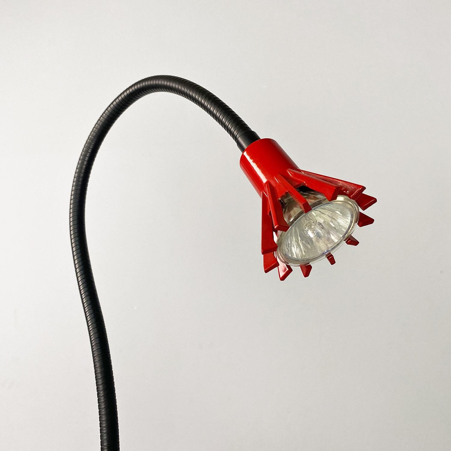 Lampada da terra regolabile in metallo nero e rosso di Tronconi, anni '80. In condizioni buone in vendita a MIlano, IT