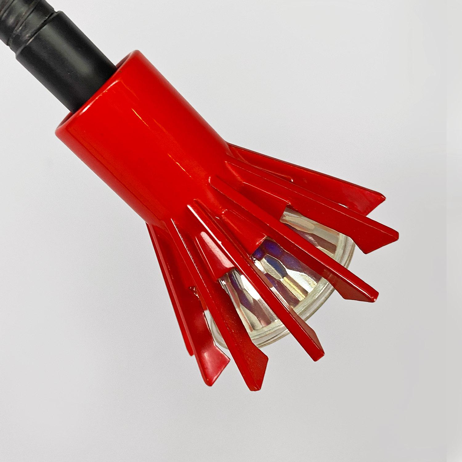 Metallo Lampada da terra regolabile in metallo nero e rosso di Tronconi, anni '80. in vendita