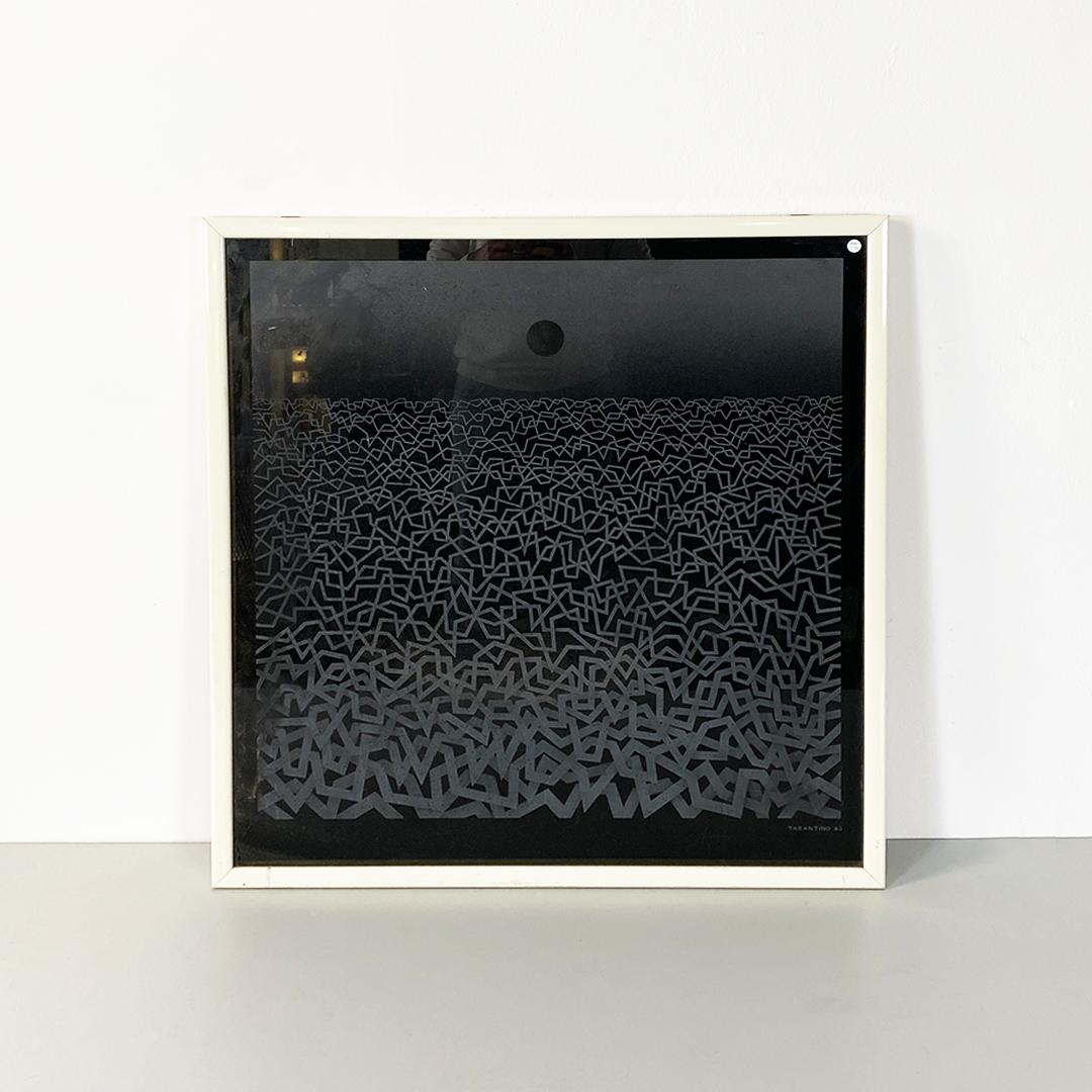 Italian modern black and white artwork on glass with wooden frame by Tarantino, 1983.
Work on glass with black background and satin design depicting an expanse of water and a waning sun or moon.
White wooden frame.
Drawing by Tarantino from