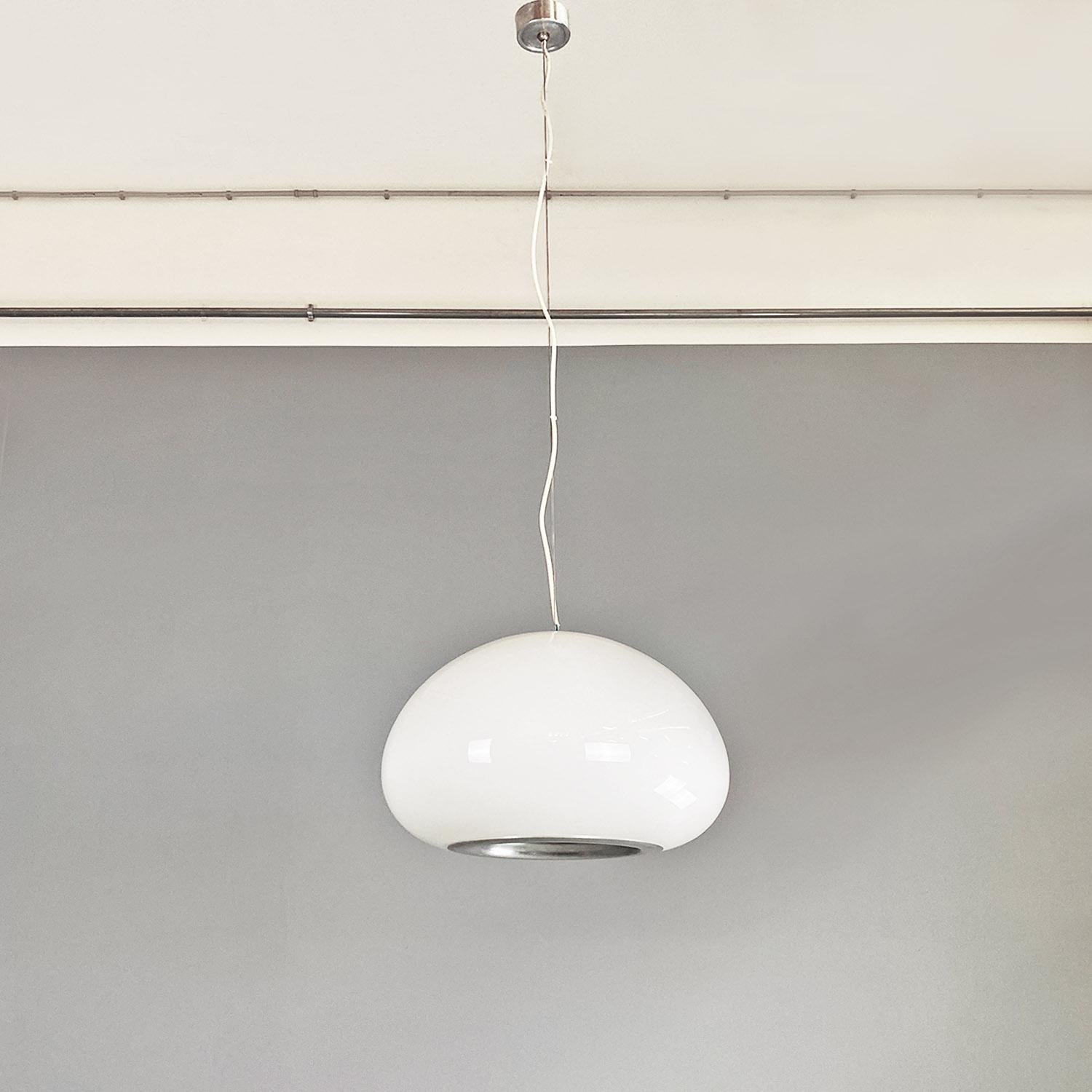 Schwarz-weißes Modell eines Kronleuchters mit abgerundetem Diffusor aus Opalglas, mit zwei E27-Anschlüssen. Der untere Teil besteht aus Metall und ist mit einem weiteren zentralen und externen E27-Anschluss ausgestattet.
Der Architrav hat eine runde