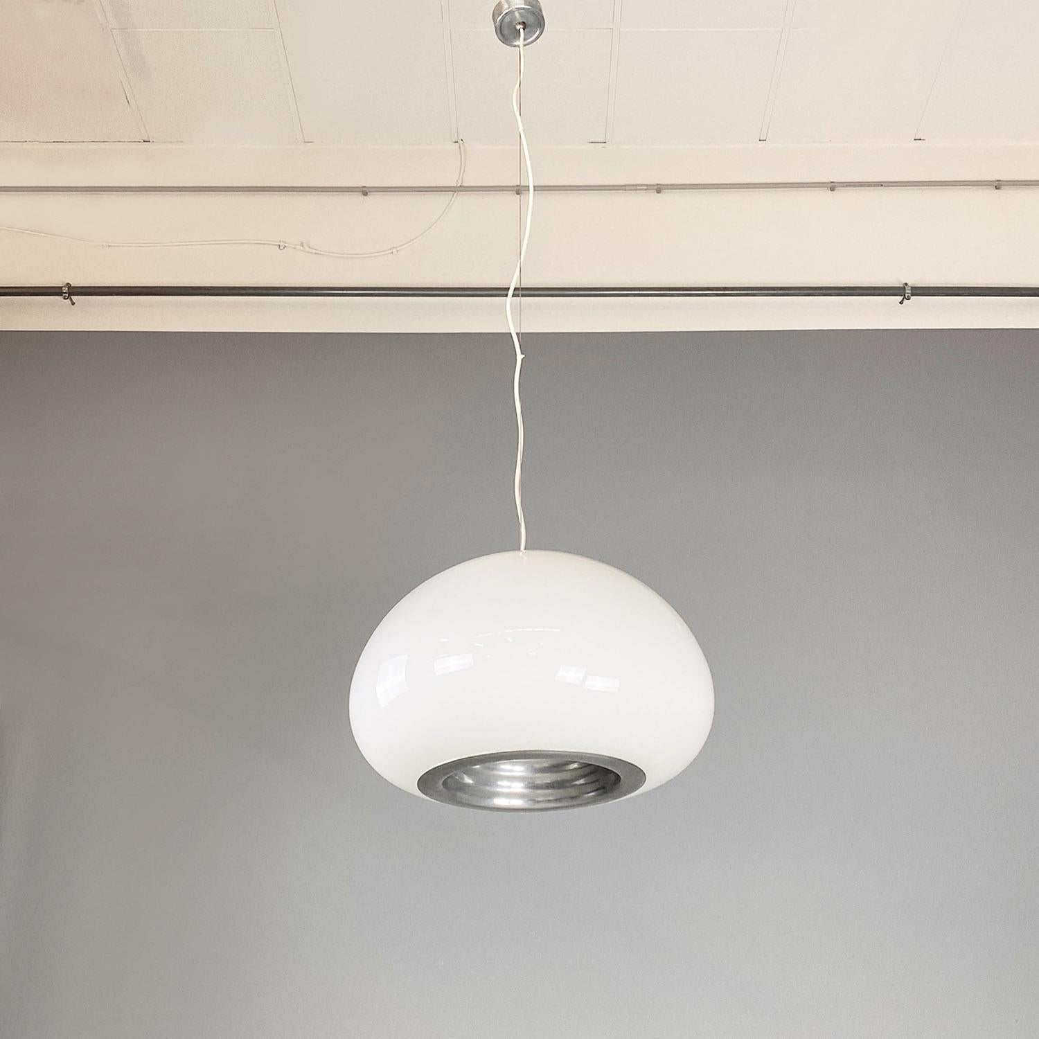 Moderner italienischer schwarz-weißer Kronleuchter der Gebrüder Castiglioni, Flos 1965 (Space Age) im Angebot