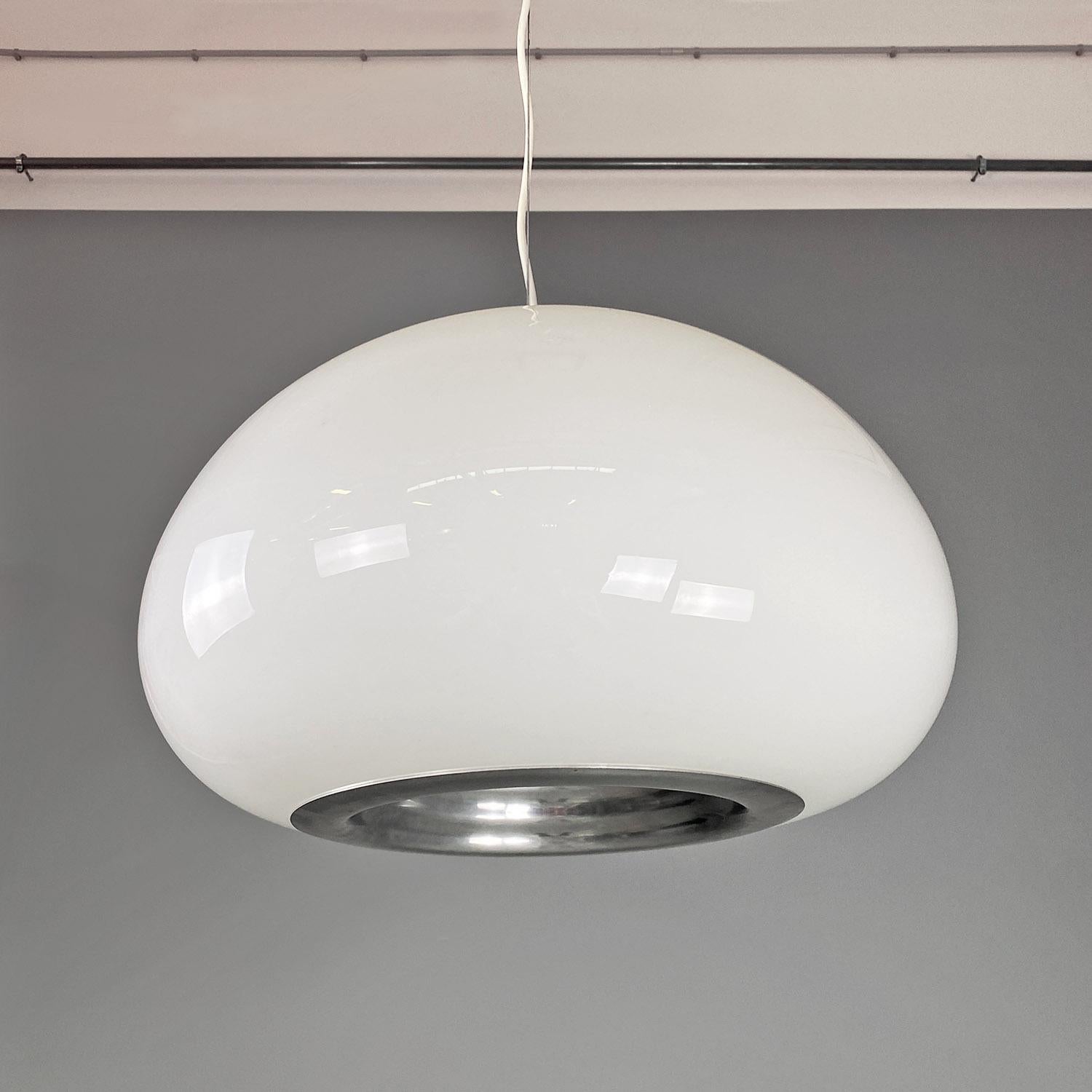 Moderner italienischer schwarz-weißer Kronleuchter der Gebrüder Castiglioni, Flos 1965 (Italian) im Angebot