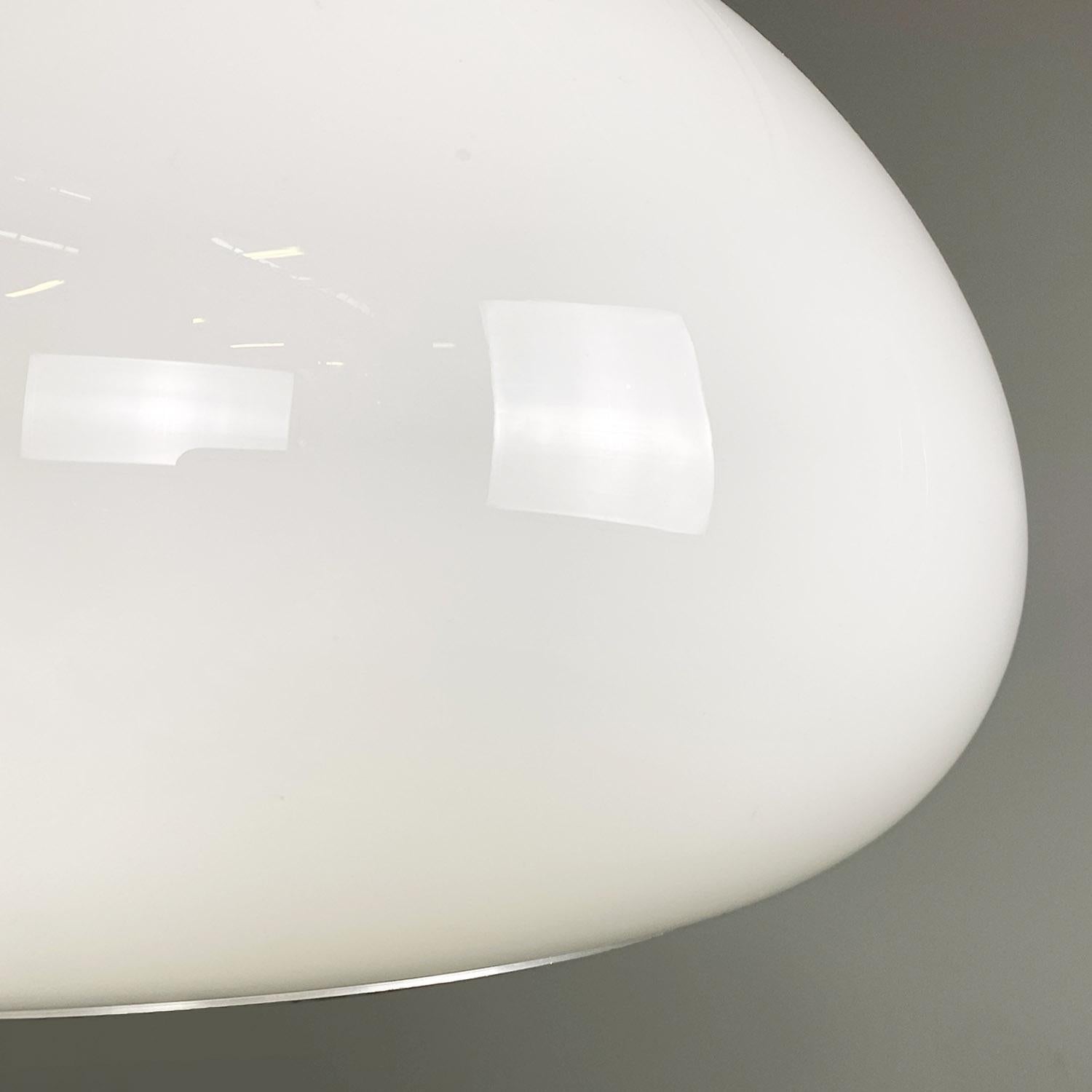 Moderner italienischer schwarz-weißer Kronleuchter der Gebrüder Castiglioni, Flos 1965 (Metall) im Angebot