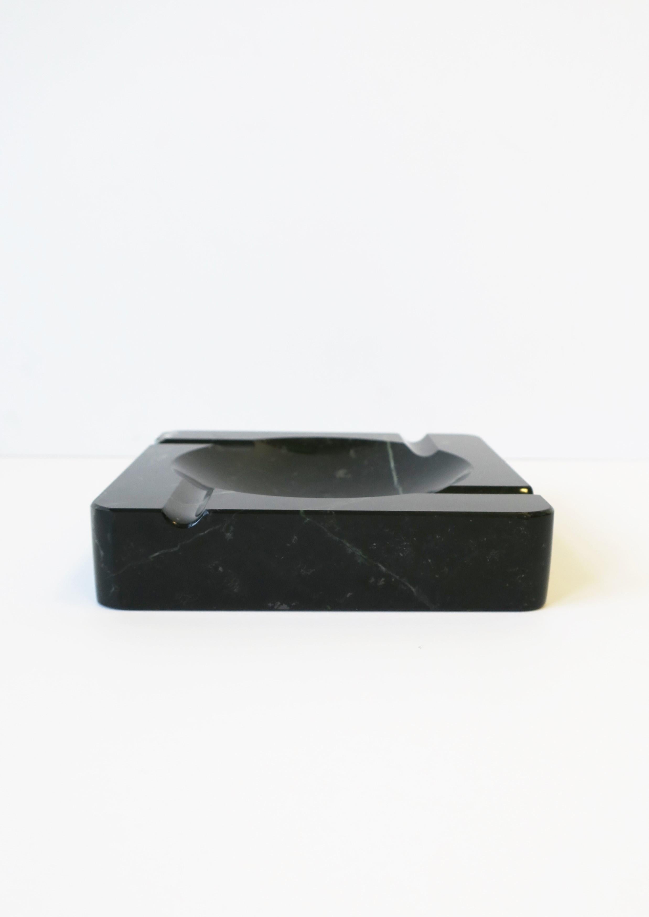 Italian Marble Catchall Vide-Poche or Ashtray, Italy 1970s For Sale 4
