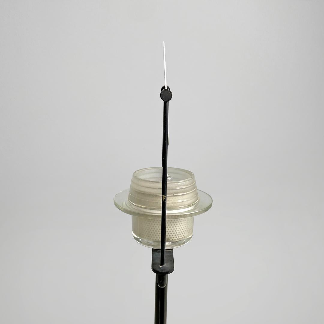 Lampe de table italienne moderne en métal noir et blanc avec lumière directionnelle, années 1980. en vente 4