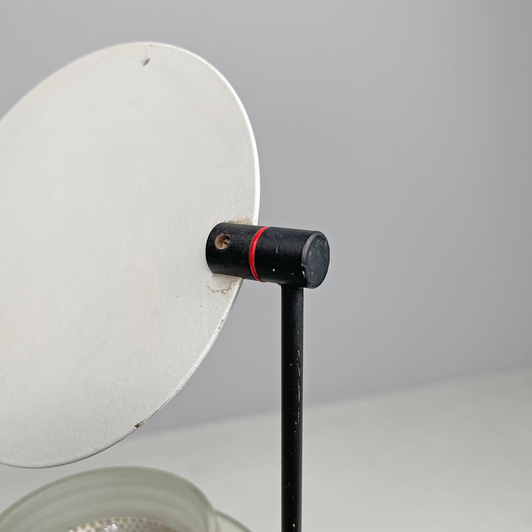 Lampe de table italienne moderne en métal noir et blanc avec lumière directionnelle, années 1980. en vente 6