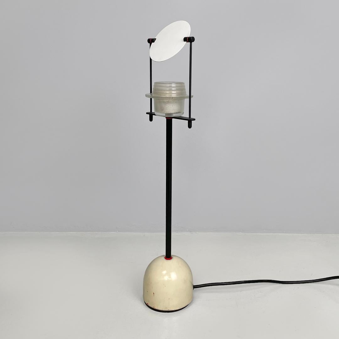 Lampe de table italienne moderne en métal noir et blanc avec lumière directionnelle, années 1980.
Lampe de table avec base ronde en métal. L'abat-jour est rond et en verre transparent, à la base et au-dessus de celui-ci se trouve une structure en