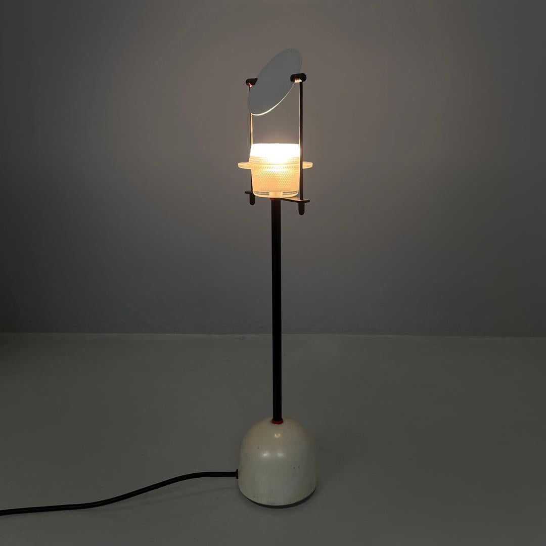 Moderne Lampe de table italienne moderne en métal noir et blanc avec lumière directionnelle, années 1980. en vente