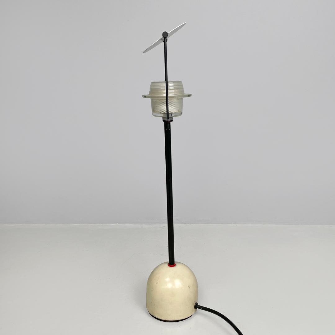Lampe de table italienne moderne en métal noir et blanc avec lumière directionnelle, années 1980. État moyen - En vente à MIlano, IT