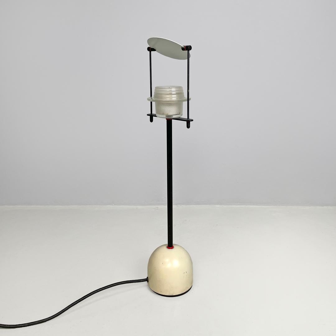 Fin du 20e siècle Lampe de table italienne moderne en métal noir et blanc avec lumière directionnelle, années 1980. en vente