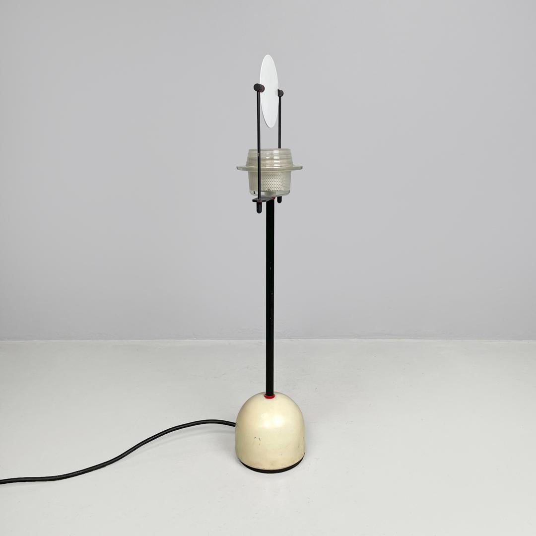 Métal Lampe de table italienne moderne en métal noir et blanc avec lumière directionnelle, années 1980. en vente