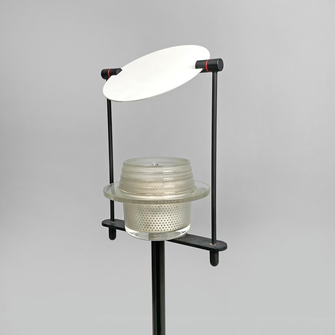 Lampe de table italienne moderne en métal noir et blanc avec lumière directionnelle, années 1980. en vente 2