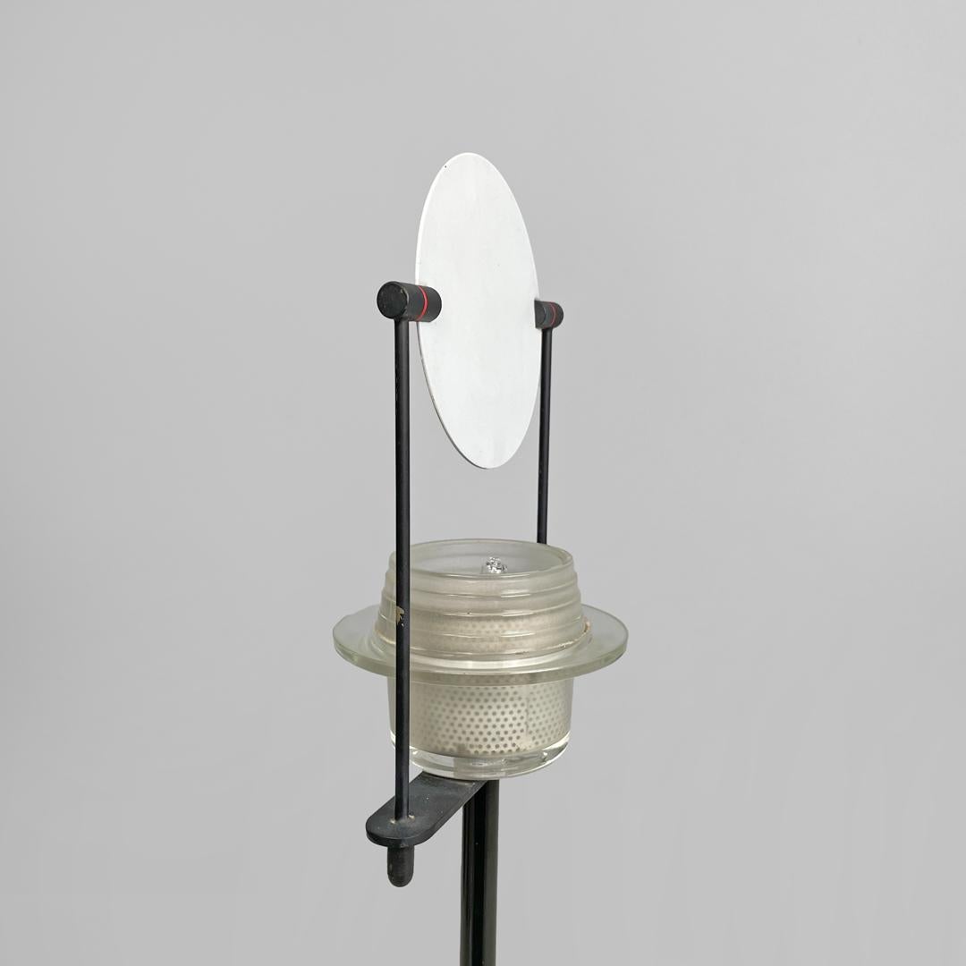 Lampe de table italienne moderne en métal noir et blanc avec lumière directionnelle, années 1980. en vente 3