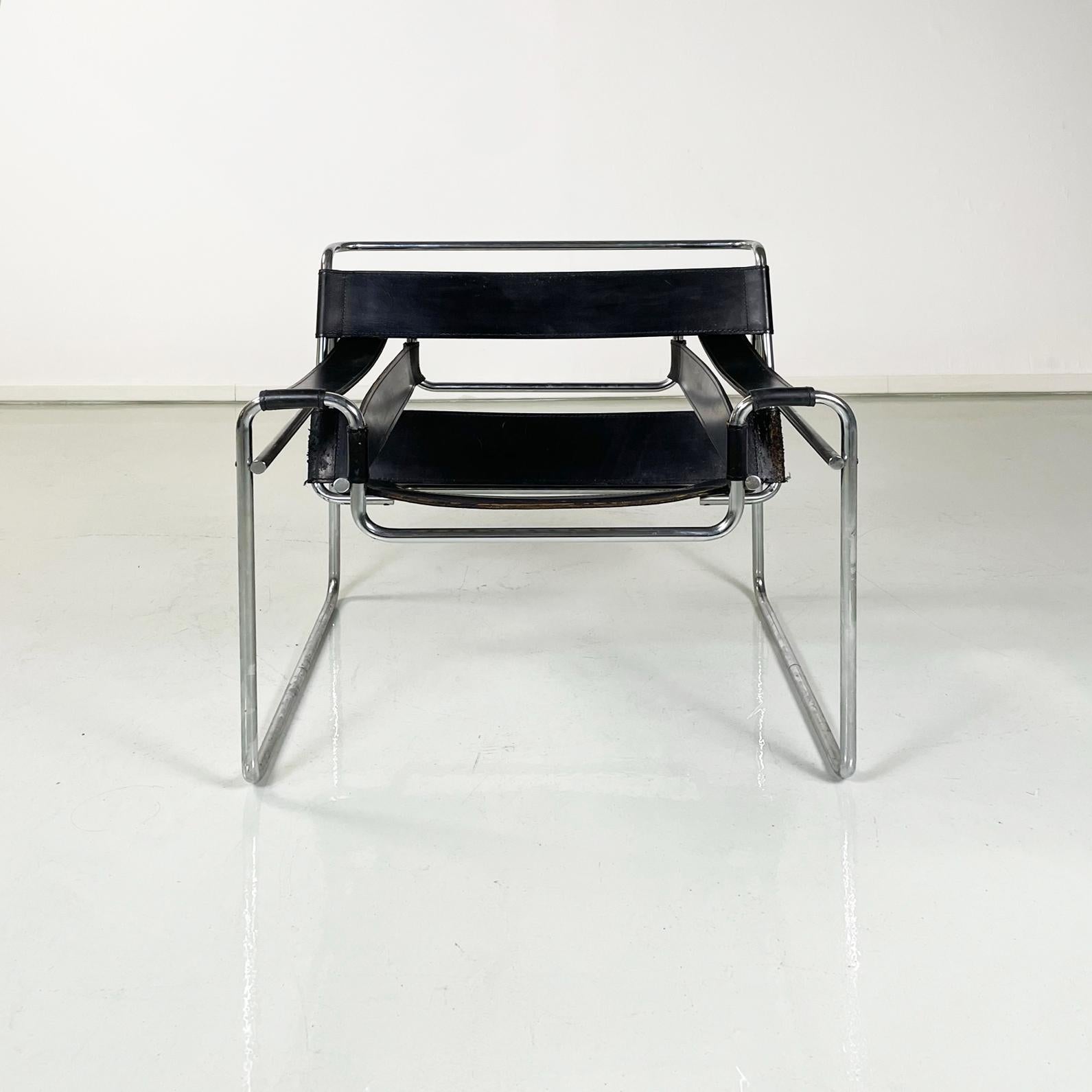 Italian modern black armchair mod. Wassily B3 by Marcel Breuer for Gavina, 1960s.
Iconic armchair mod. Wassily, also known as model B3, with rectangular seat in black leather. The structure, which supports the various leather parts, is in chromed