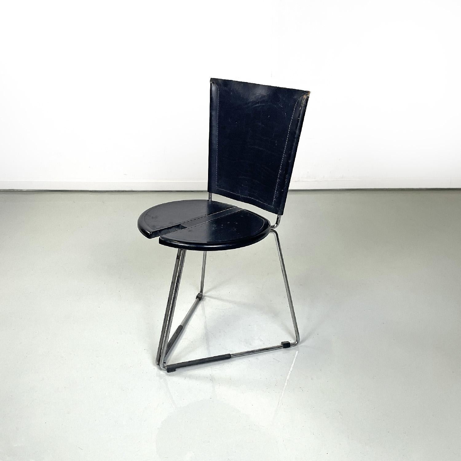 Chaise moderne italienne Terna par Gaspare Cairoli pour Seccose, 1980
Chaise mod. Terna avec base triangulaire. Le siège est rond, en plastique noir, avec deux parties semi-circulaires recouvertes de cuir noir et doté d'une cavité. Le dossier est en