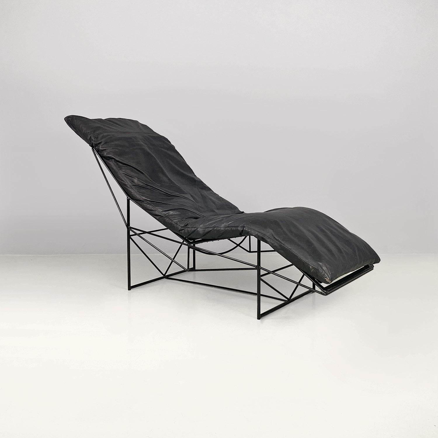 Italian modern black leather and tubolar metal chaise lounge by Paolo Passerini for Uvet Dimensione, 1980s
Chaise lounge in black leather with feather padding and black painted iron rod frame.
Produced by Uvet Dimensione in 1980s and designed by