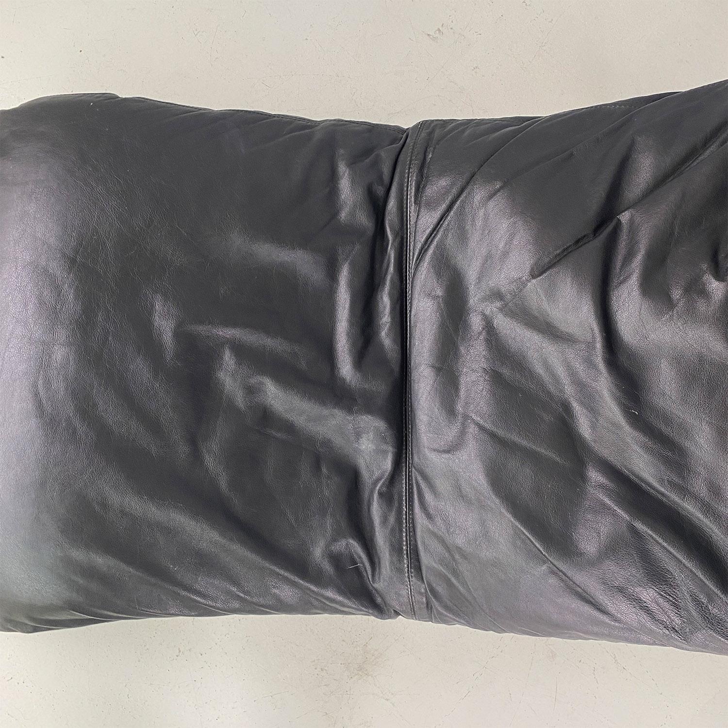 Italian modern black chaise lounge by Paolo Passerini for Uvet Dimensione, 1980s In Good Condition In MIlano, IT