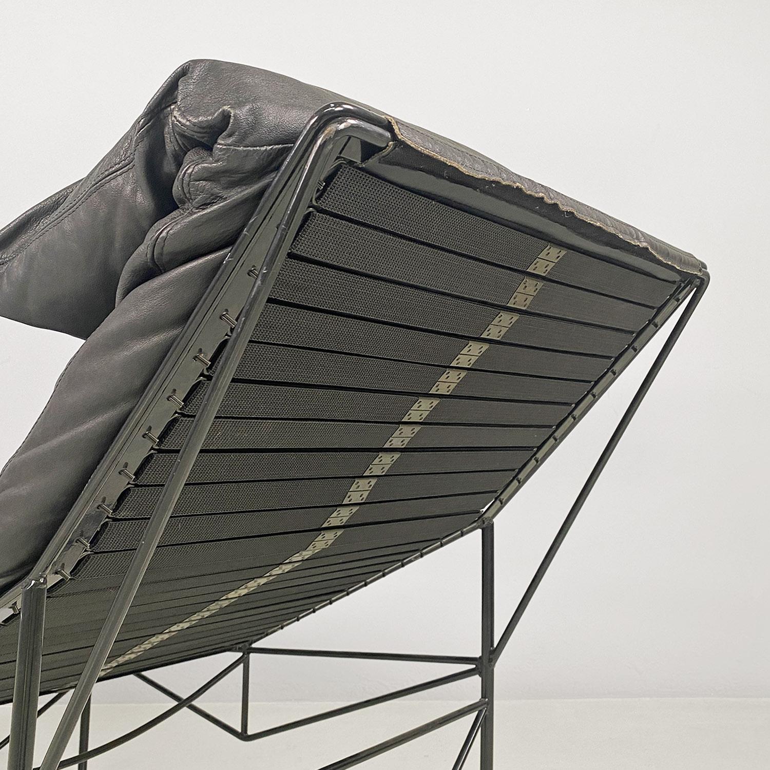 Late 20th Century Italian modern black chaise lounge by Paolo Passerini for Uvet Dimensione, 1980s