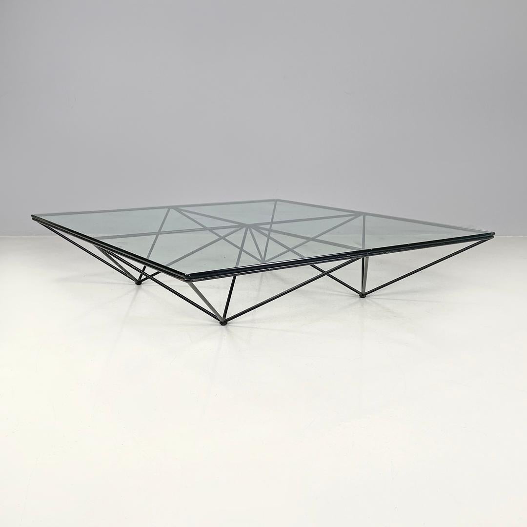 Table basse noire moderne italienne Alanda par Paolo Piva pour B&B Italia, années 1980
Table basse mod. Alanda de forme carrée. Le plateau est en verre, la structure est en métal peint en noir et se compose de quatre pyramides inversées qui servent