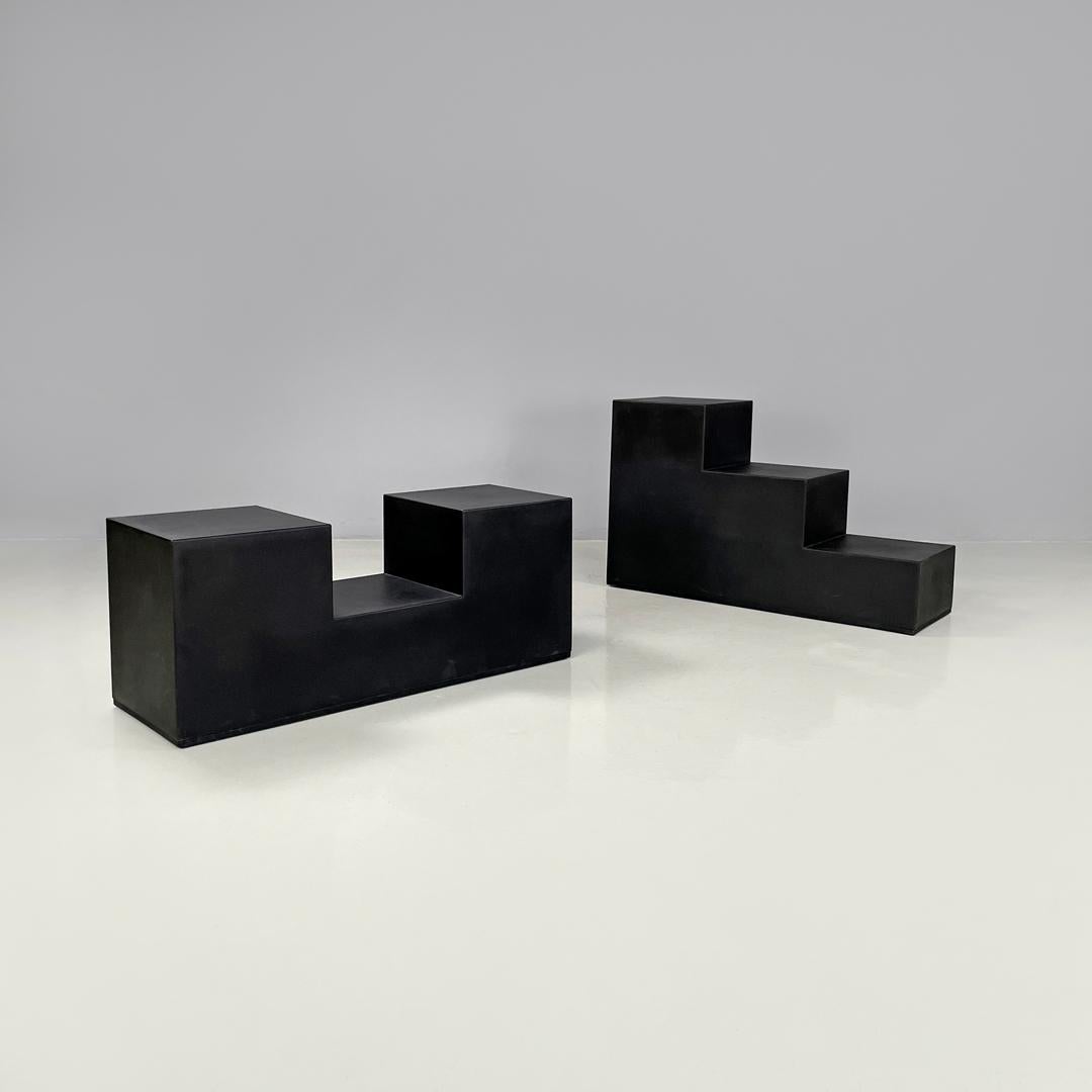 Moderne italienische schwarze Couchtische Gli Scacchi Mario Bellini C&B Italia, 1970er Jahre
Couchtische mod. Gli Scacchi aus schwarzem Duraplum mit rechteckiger Basis. Die beiden Tische haben regelmäßige geometrische Formen, ein Tisch hat die Form